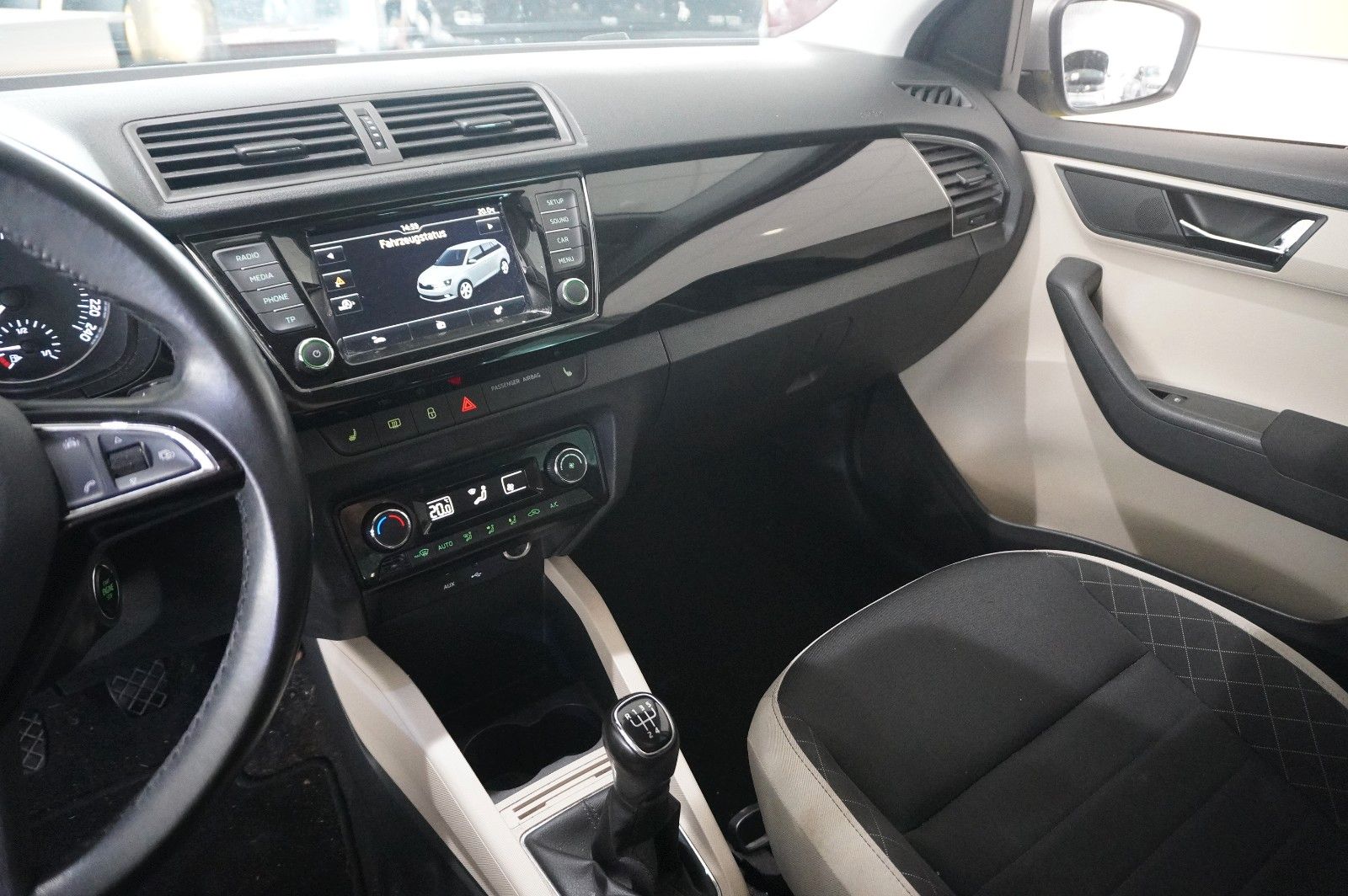 Fahrzeugabbildung SKODA Fabia Combi 1.2 STYLE LED/PDC/KLIMA/SH/USB/NEBEL