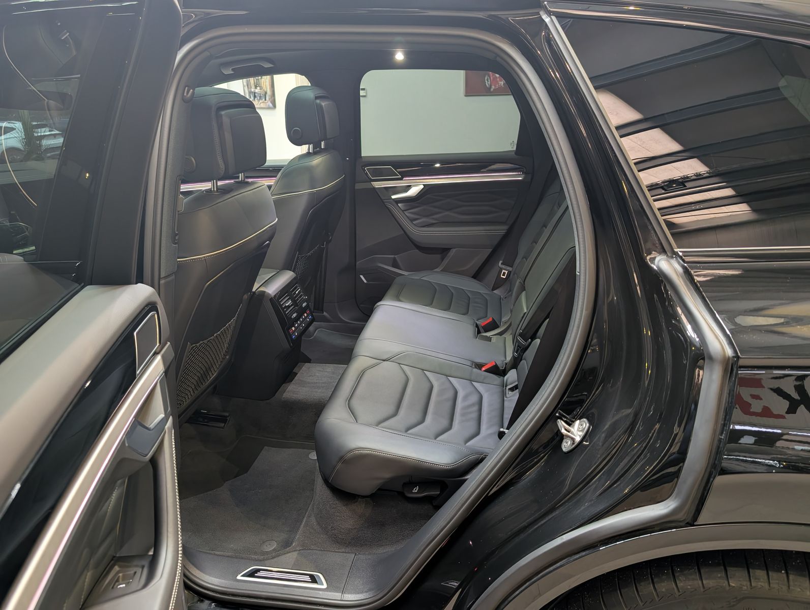 Fahrzeugabbildung Volkswagen Touareg 3.0TDI 4M R-Line VOLL Black 22" UPE 114T