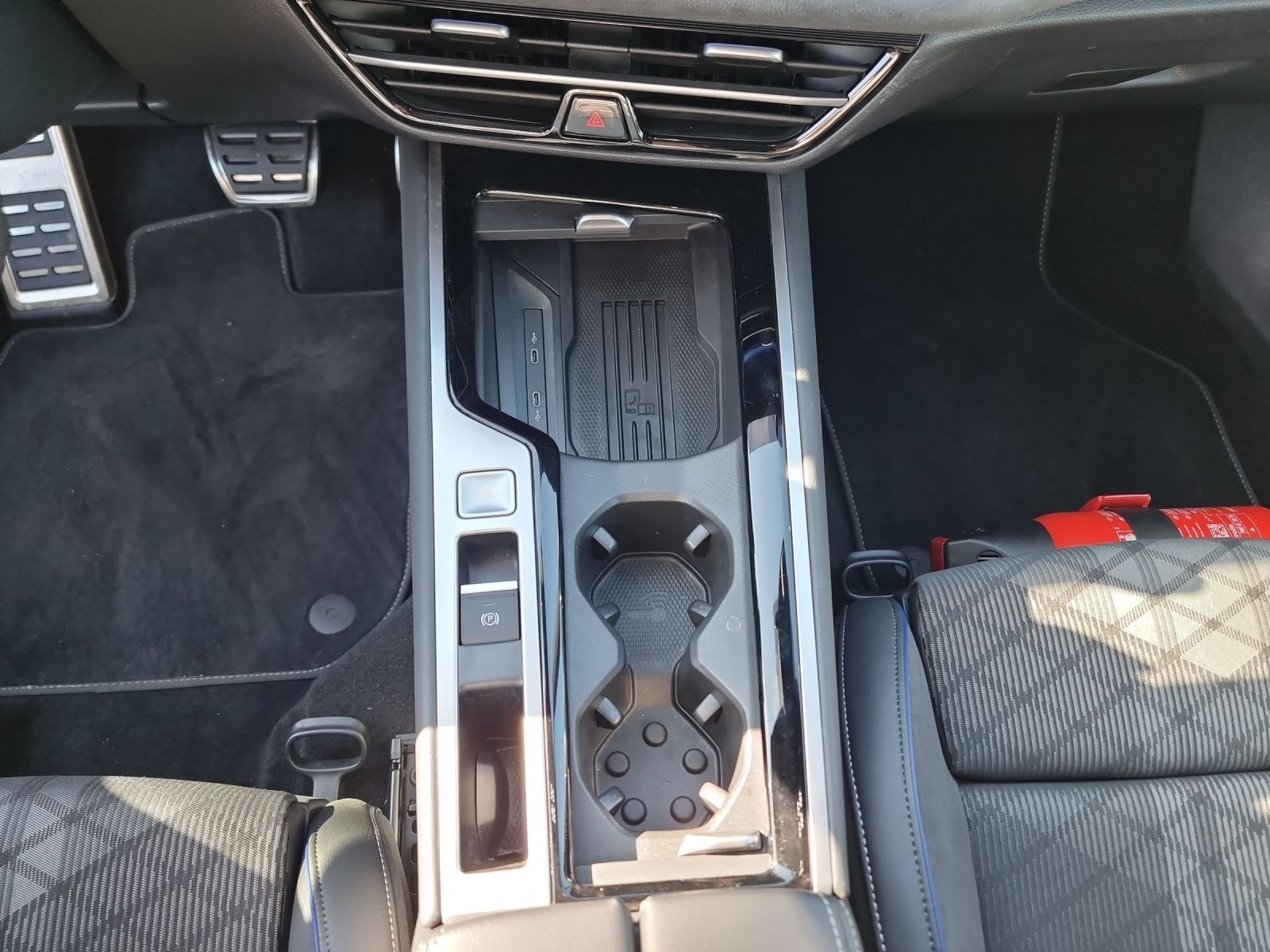 Fahrzeugabbildung Volkswagen Passat TDI DSG R-Line Black Style MATRIX ACC DCC