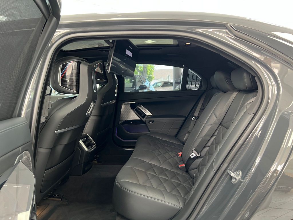 BMW 740 d xDrive M-Sport PANO-SKY*THEATRE*B&W*STHZG*