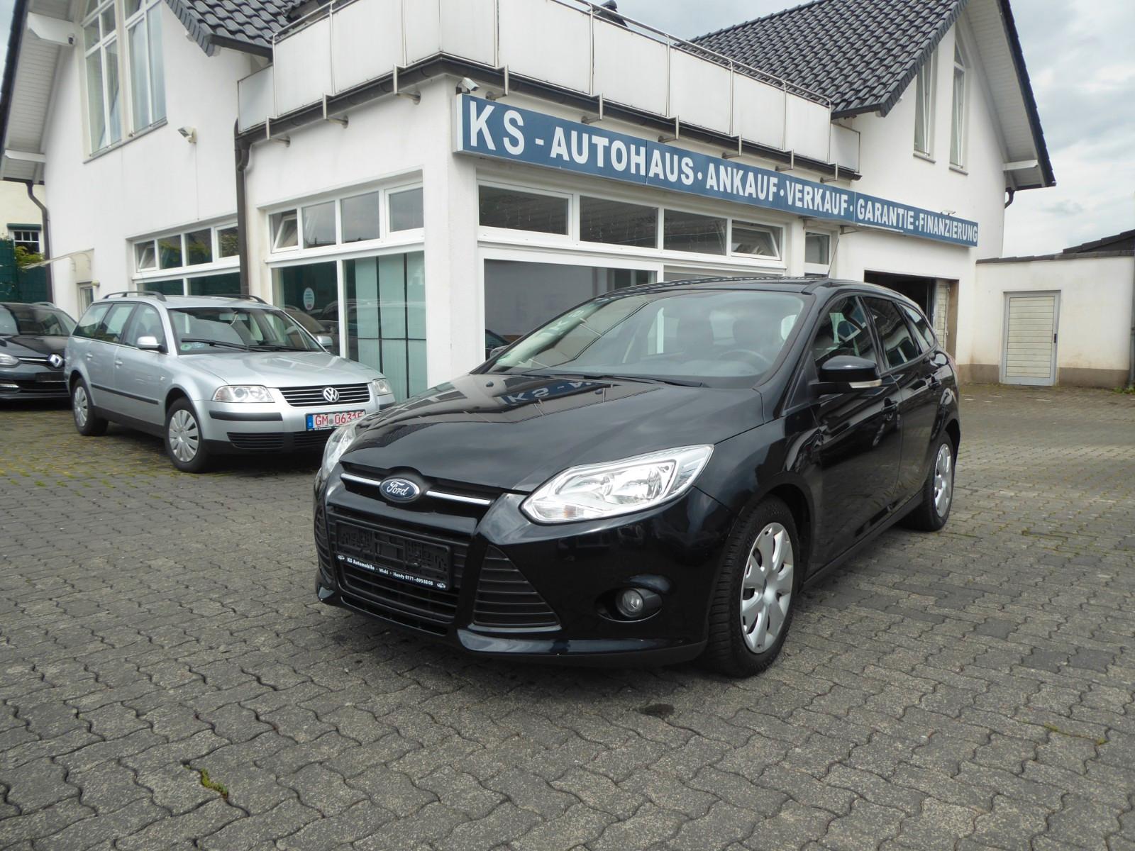 Ford Focus 2011 — rear view