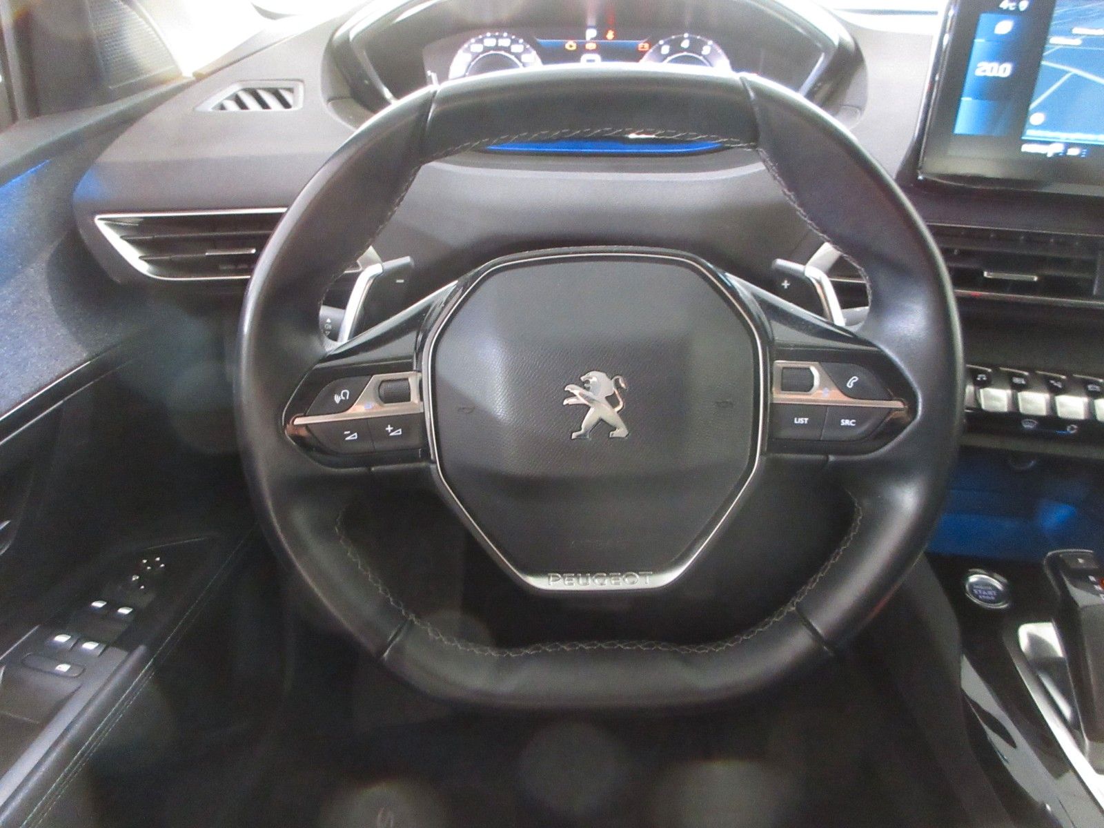 Fahrzeugabbildung Peugeot 5008 Allure 1.2T LED/NAVI/AHK/R´CAM/BLIS