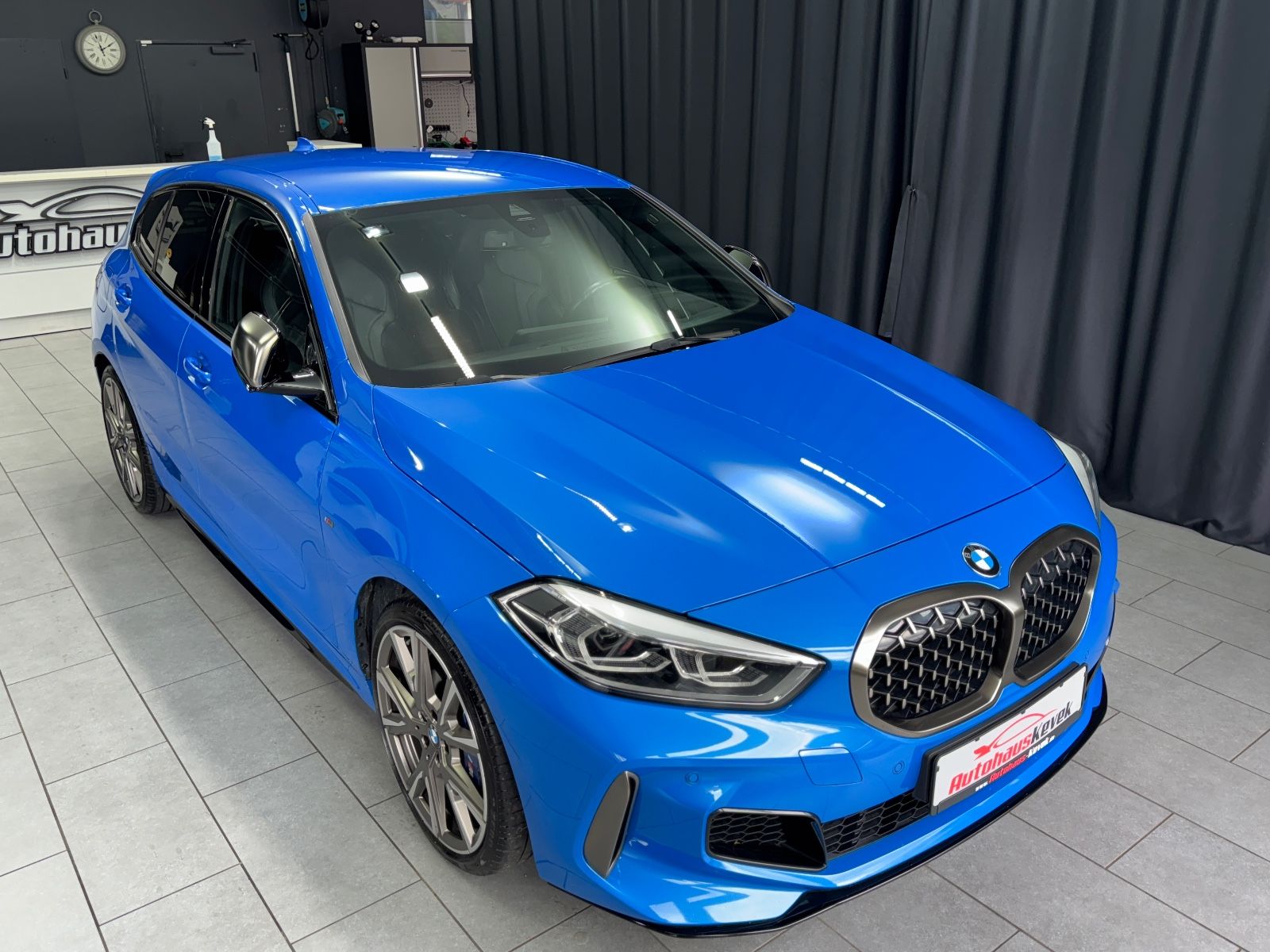 Fahrzeugabbildung BMW M135 i xDrive|H/K|NAVI|ACC|HEAD-UP|SPORTSITZE|