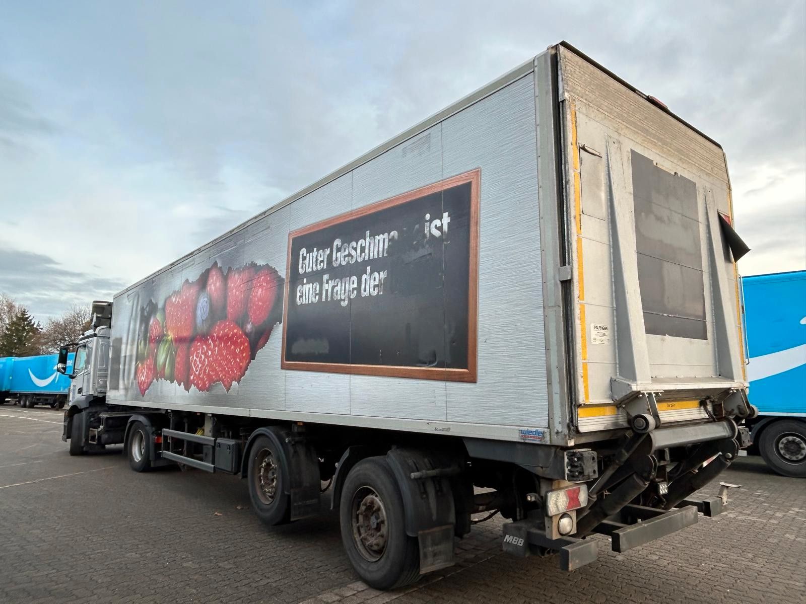 Fahrzeugabbildung Mercedes-Benz 1840 L Antos mit 2-Achs Kühlauflieger