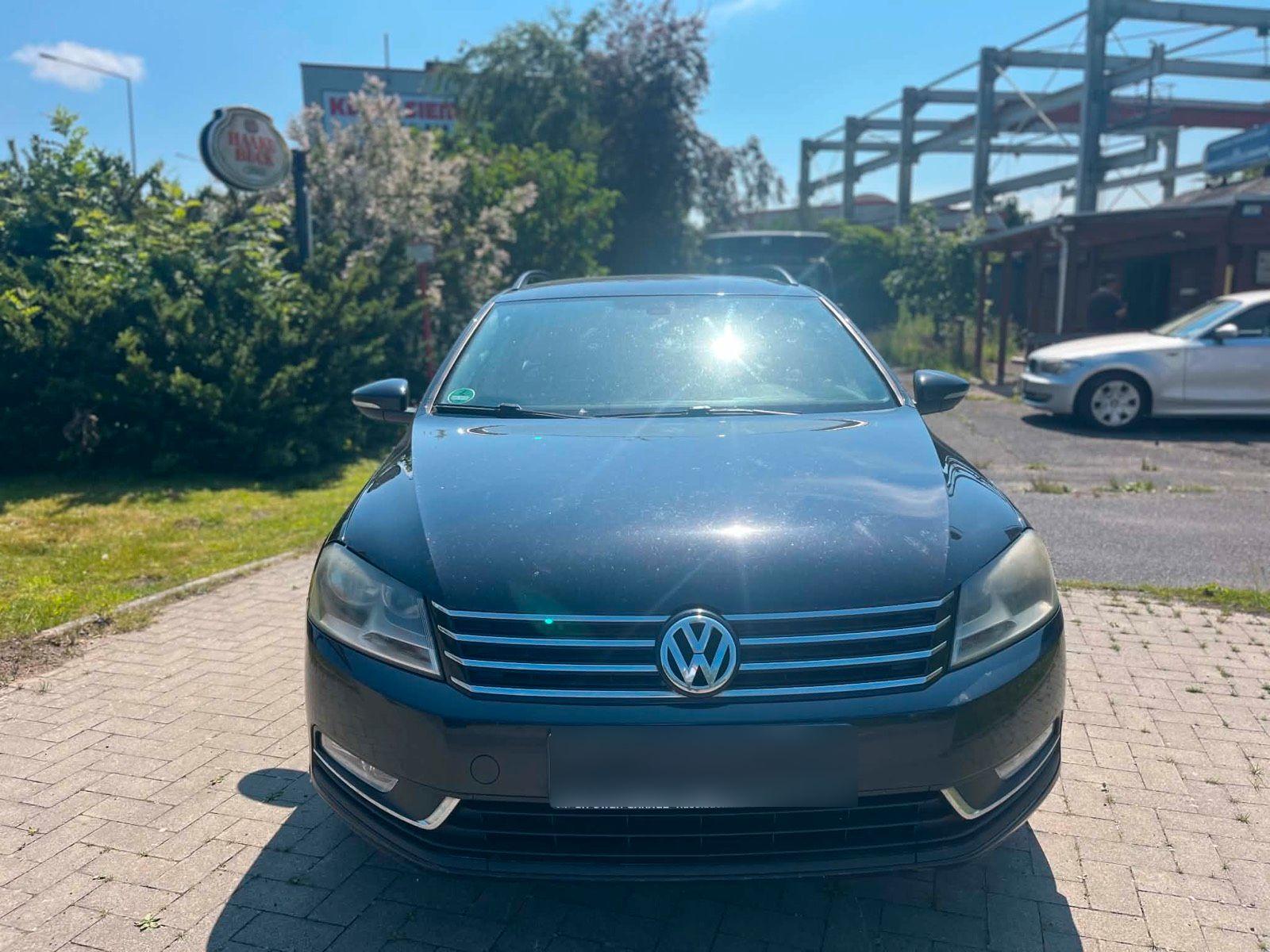 Volkswagen Passat 2012 — rear view