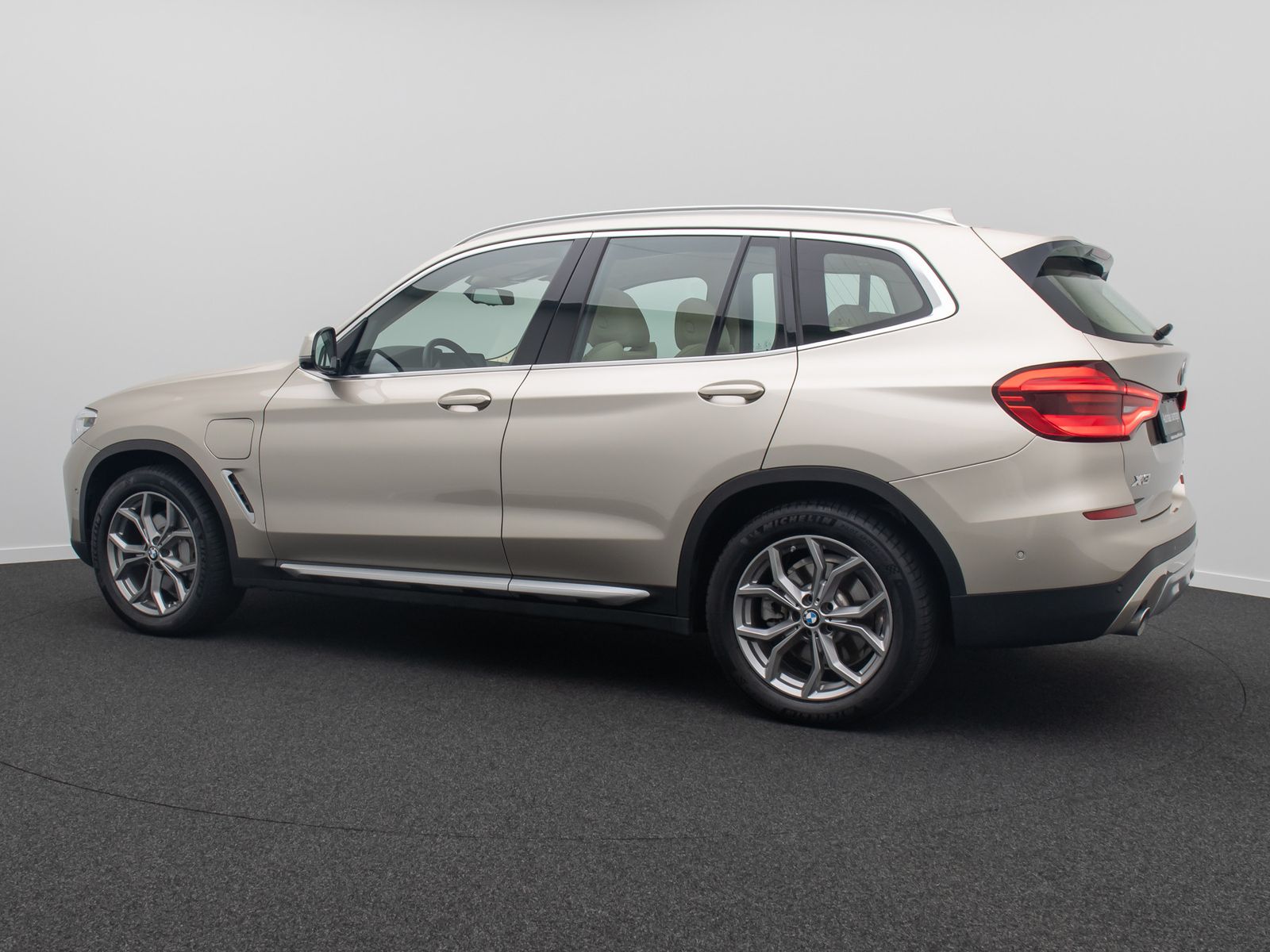 Fahrzeugabbildung BMW X3 xD30e xLine HUD 360°DAB Alarm HiFi Individual