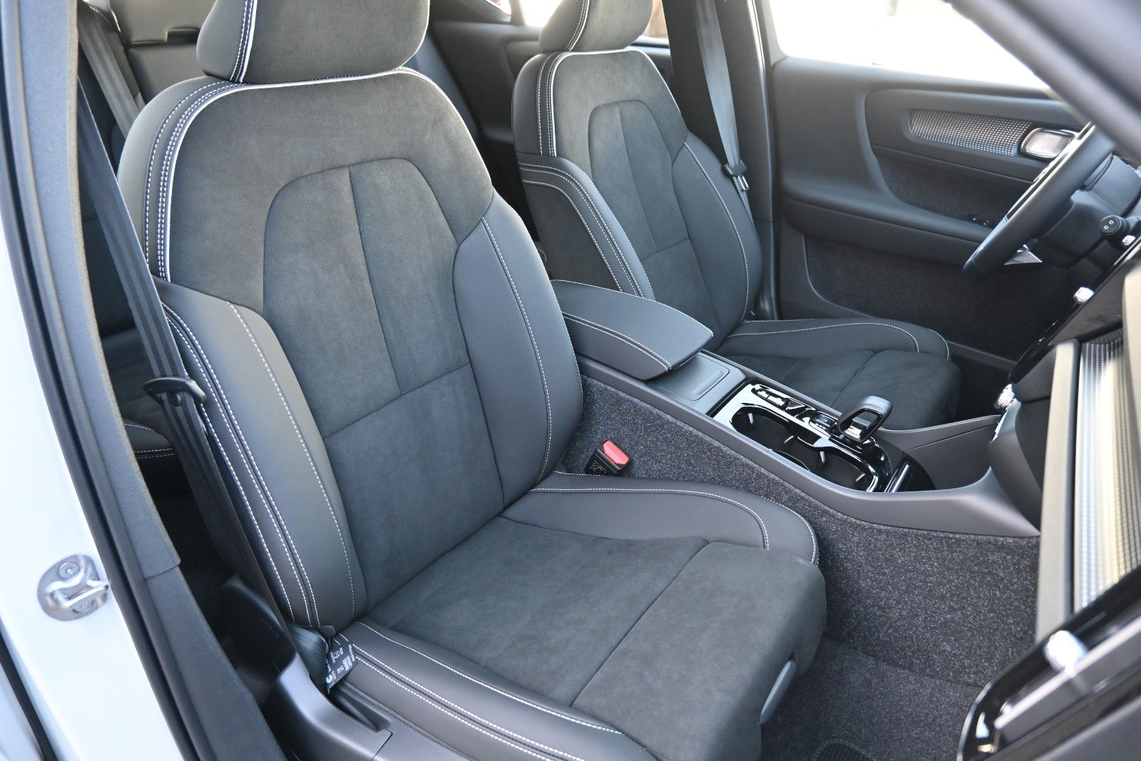 Fahrzeugabbildung Volvo XC40 B3 DKG Plus Dark*FSHZG*RFK*BLIS*ACC