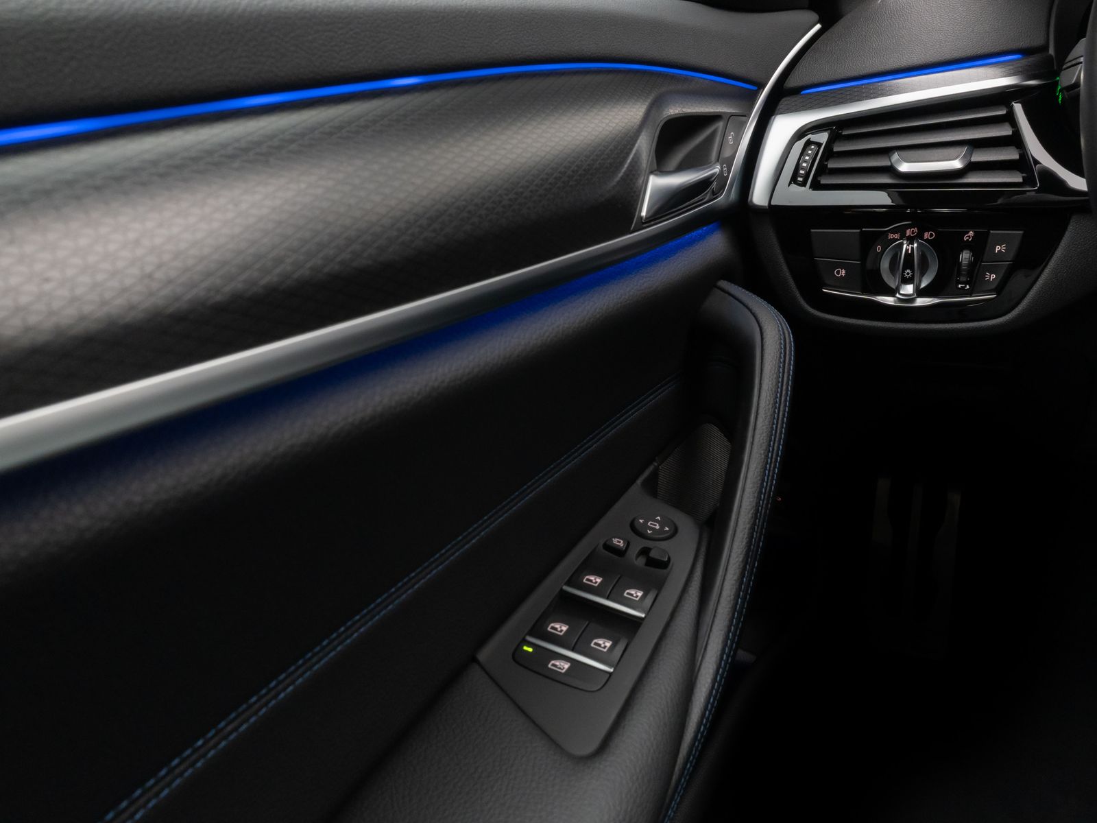 Fahrzeugabbildung BMW 530d xD M Sport Laser Kamera HUD DAB H/K 4xKlima