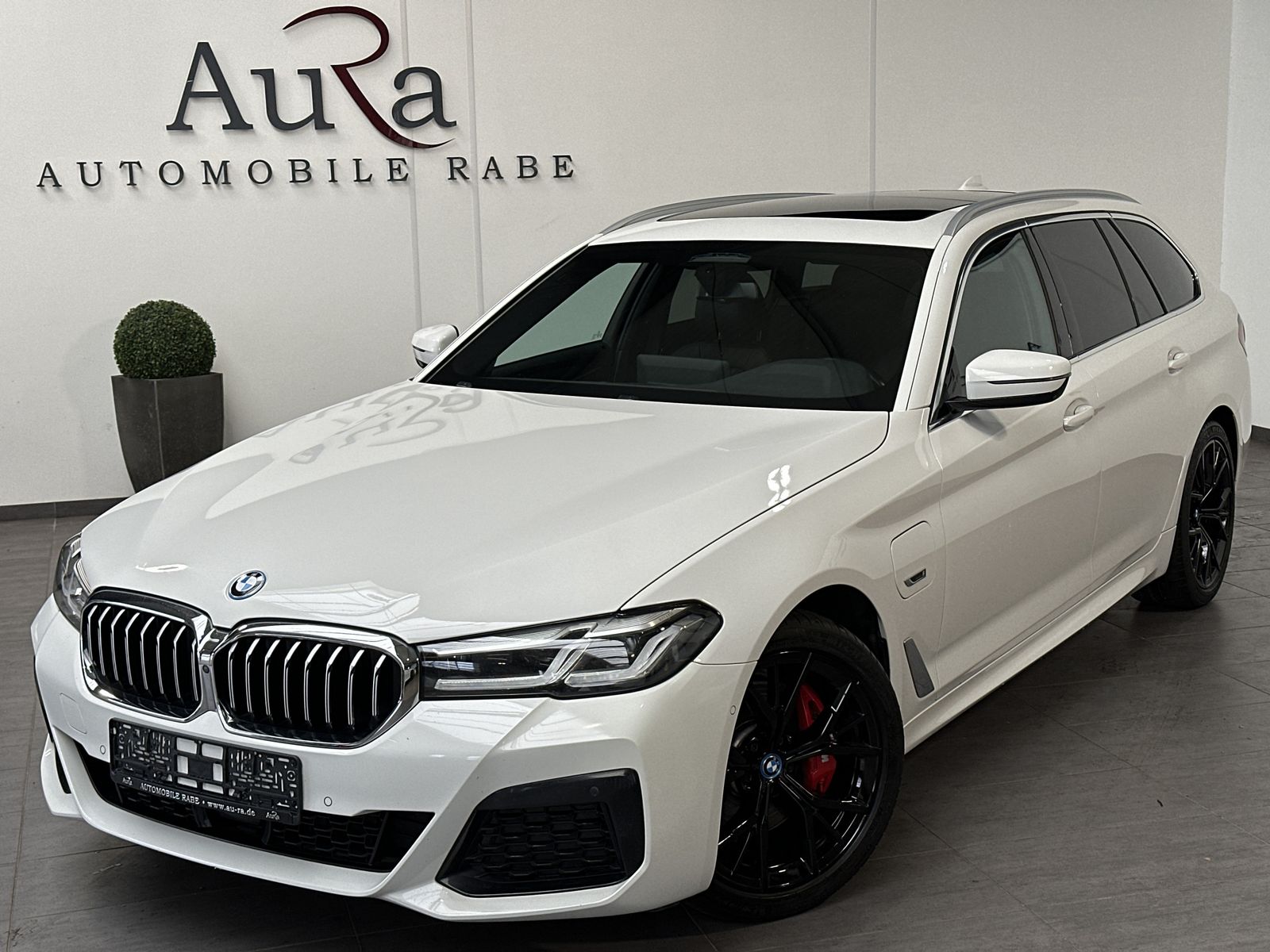 Fahrzeugabbildung BMW 530e Touring xDrive M-Sport NAV+LED+KAM+CARPLAY