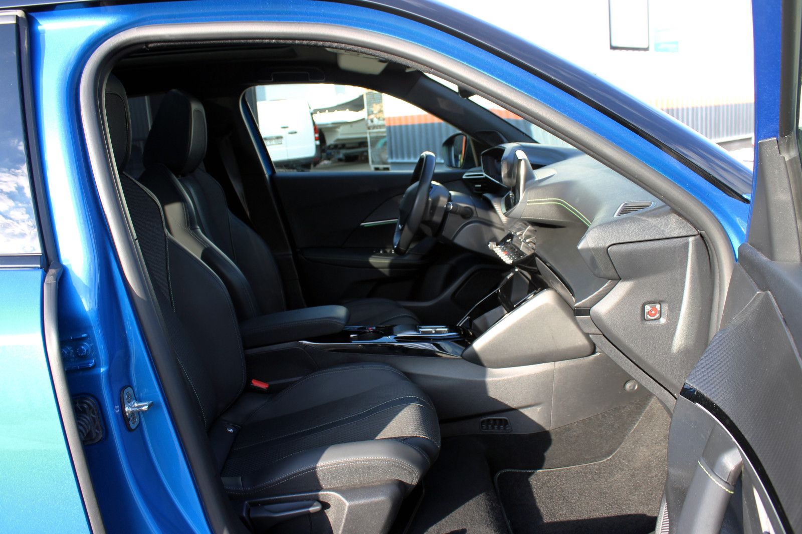 Fahrzeugabbildung Peugeot 2008 e-GT 11kW OnBoard LED ACC KAM SHZ BT NAV