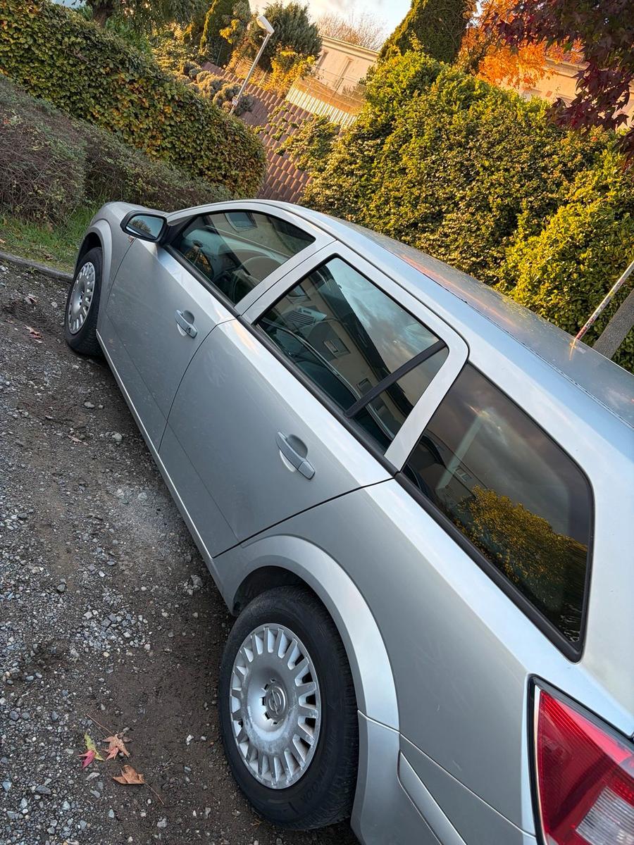 Opel Astra 2009 — rear view