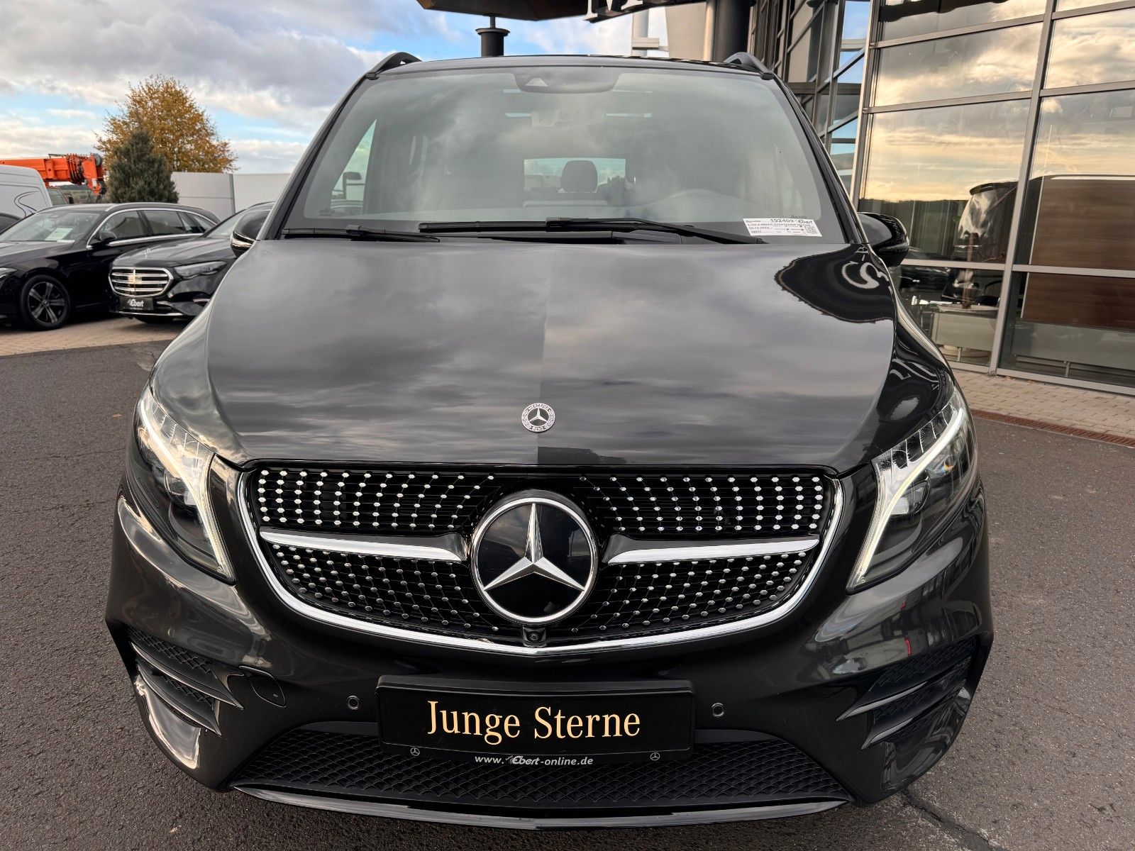 Fahrzeugabbildung Mercedes-Benz V 300 d 4MATIC AVA ED AMG DISTR Stdh AHK2,5 PANO