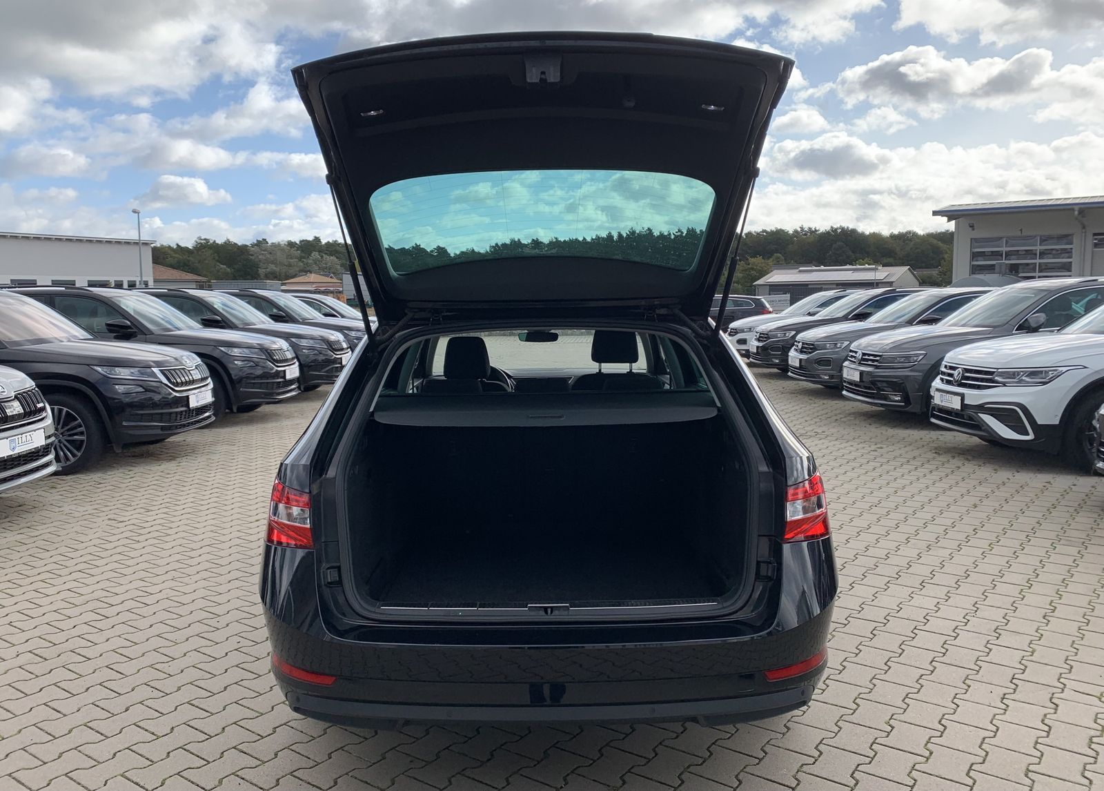 Fahrzeugabbildung SKODA Superb 2.0 TDI*LED*AHK*Navi*Spur*ACC*