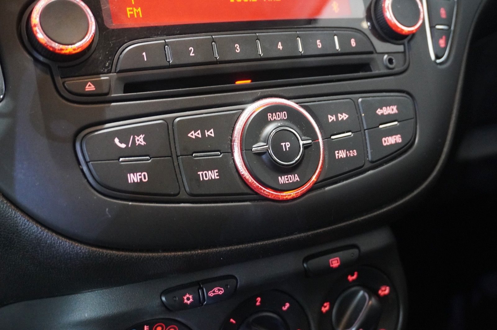 Fahrzeugabbildung Opel Corsa E 1.4T DRIVE 3-TÜR KLIMA/SHZ/PDC/TEMP./LHZ
