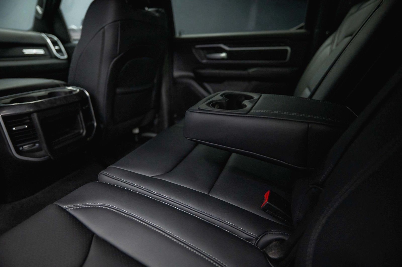 Fahrzeugabbildung Dodge RAM 5.7 V8 HEMI 4x4 OFFROAD Night-Paket *LED*19%