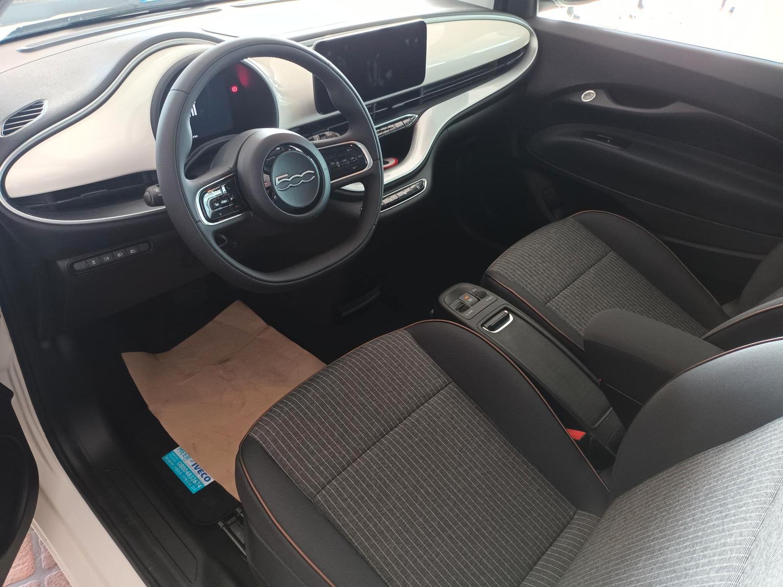 Fiat 500e Icon *Tempomat*Digitales Display*Kamera*...