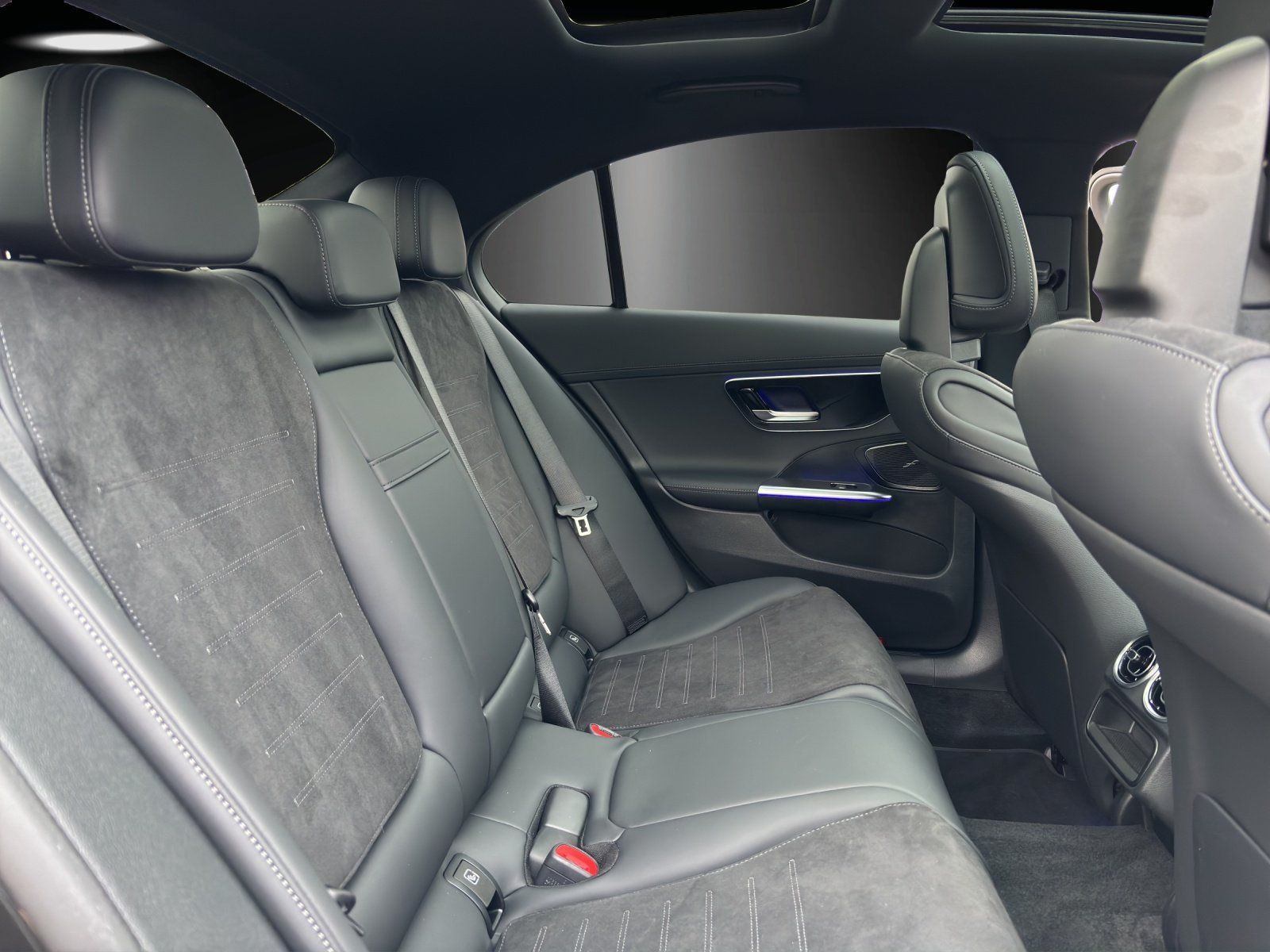 Fahrzeugabbildung Mercedes-Benz C 220 d AMG 360° DigLight AHK Pano MEMORY KeyGo