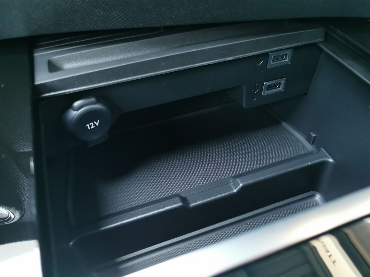 Fahrzeugabbildung Opel Astra GS Line HUD Panorama Navi digitales Cockpi