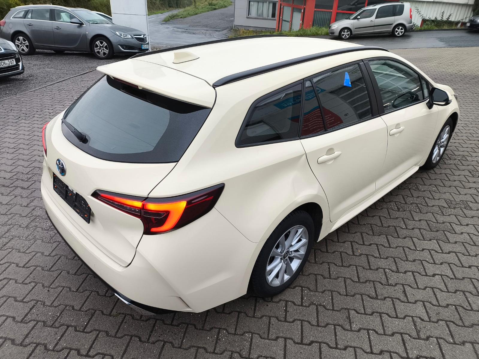 Toyota Corolla Touring Sports 1.8 VVT i-Hybrid Business
