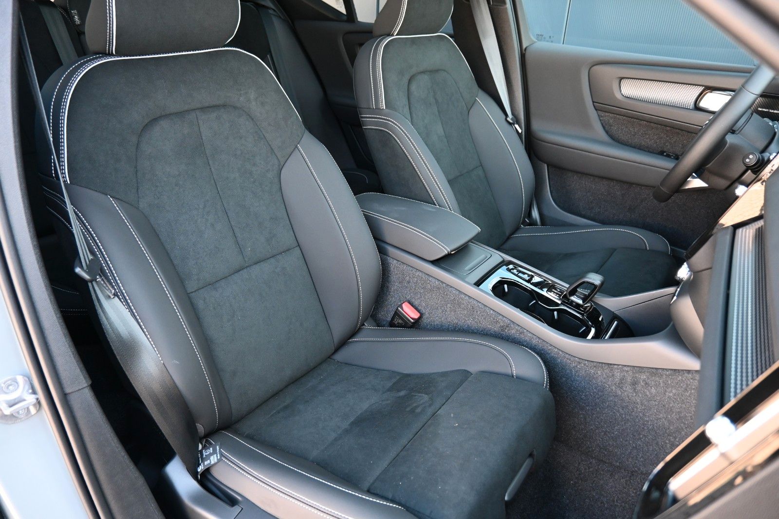 Fahrzeugabbildung Volvo XC40 B4 DKG Ultra Dark*FSHZG*PANO*360°*ACC*AHK