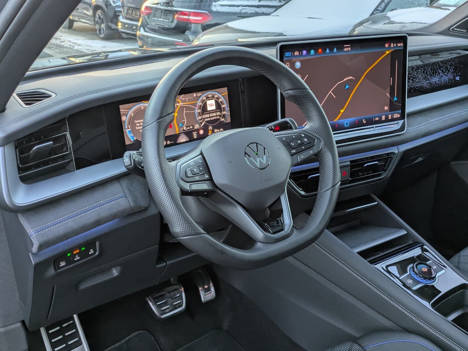 Fahrzeugabbildung Volkswagen Tayron 2.0 TDI 4M R-Line BLACK*7S*IQ-L.*PANO*HUD