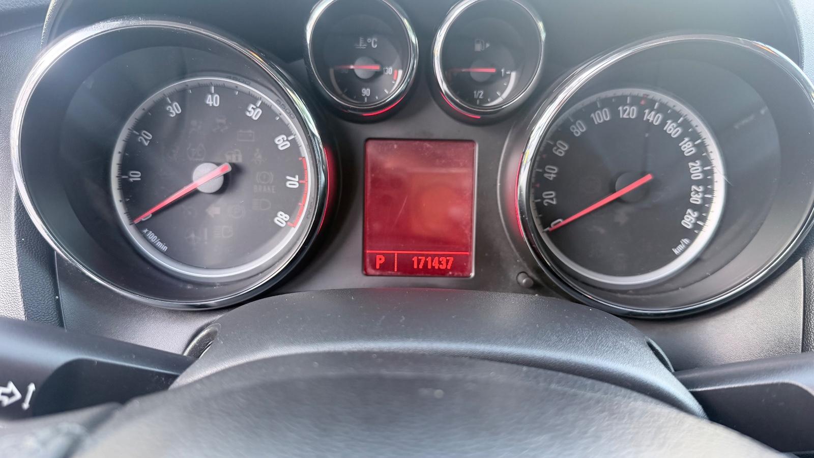 Opel Astra 2011 — photo 17