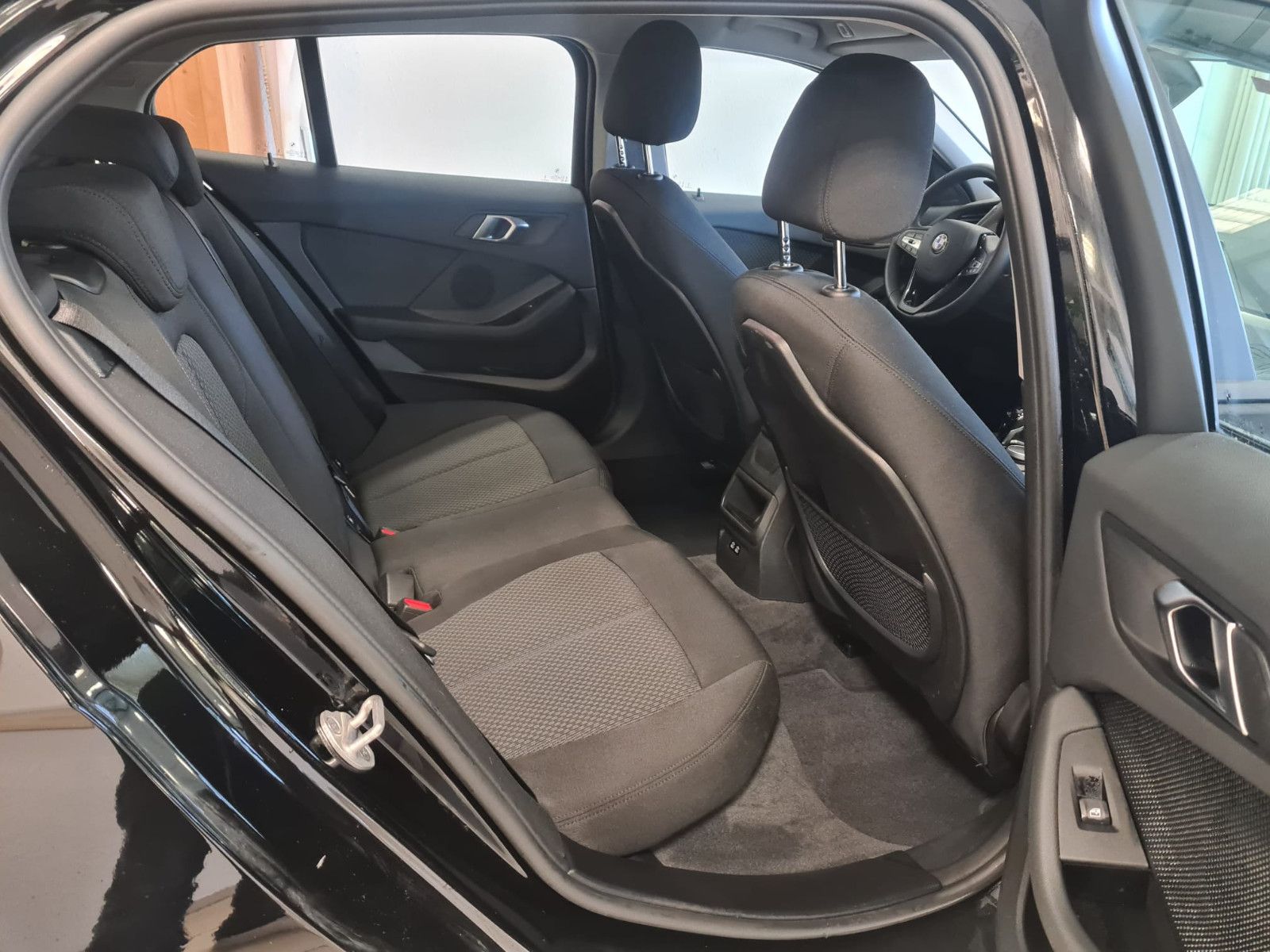 Fahrzeugabbildung BMW 118i Advantage / 1. Hand / LED / NAVI