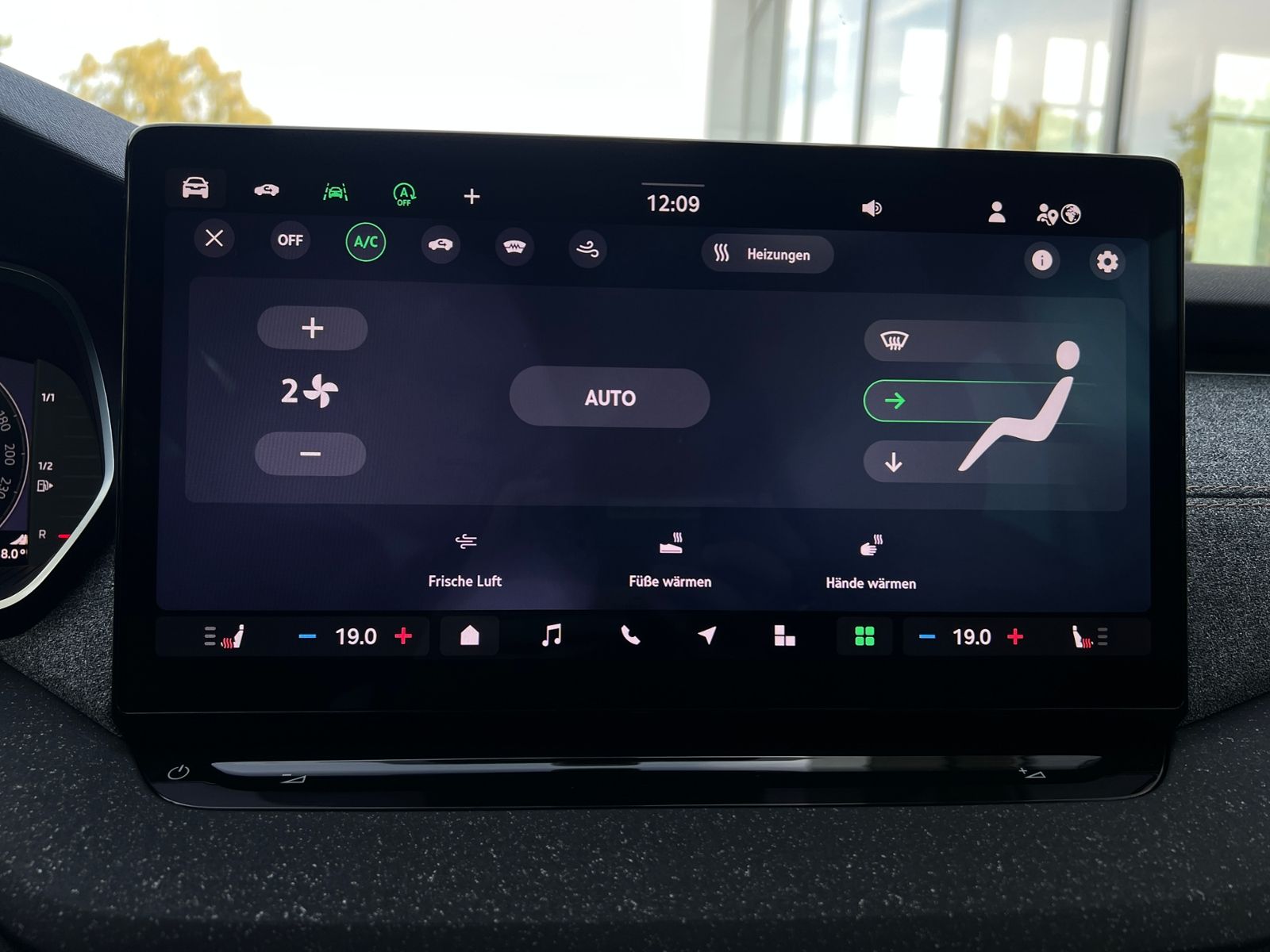 Fahrzeugabbildung SKODA Octavia Combi Tour 2.0 TDI DSG *AHK, LED, ACC, K