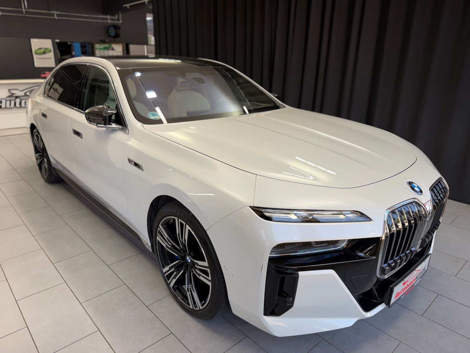 Fahrzeugabbildung BMW M760 e xDrive M-SPORT|TV|B&W|SKY-LOUNGE|MEGAVOLL