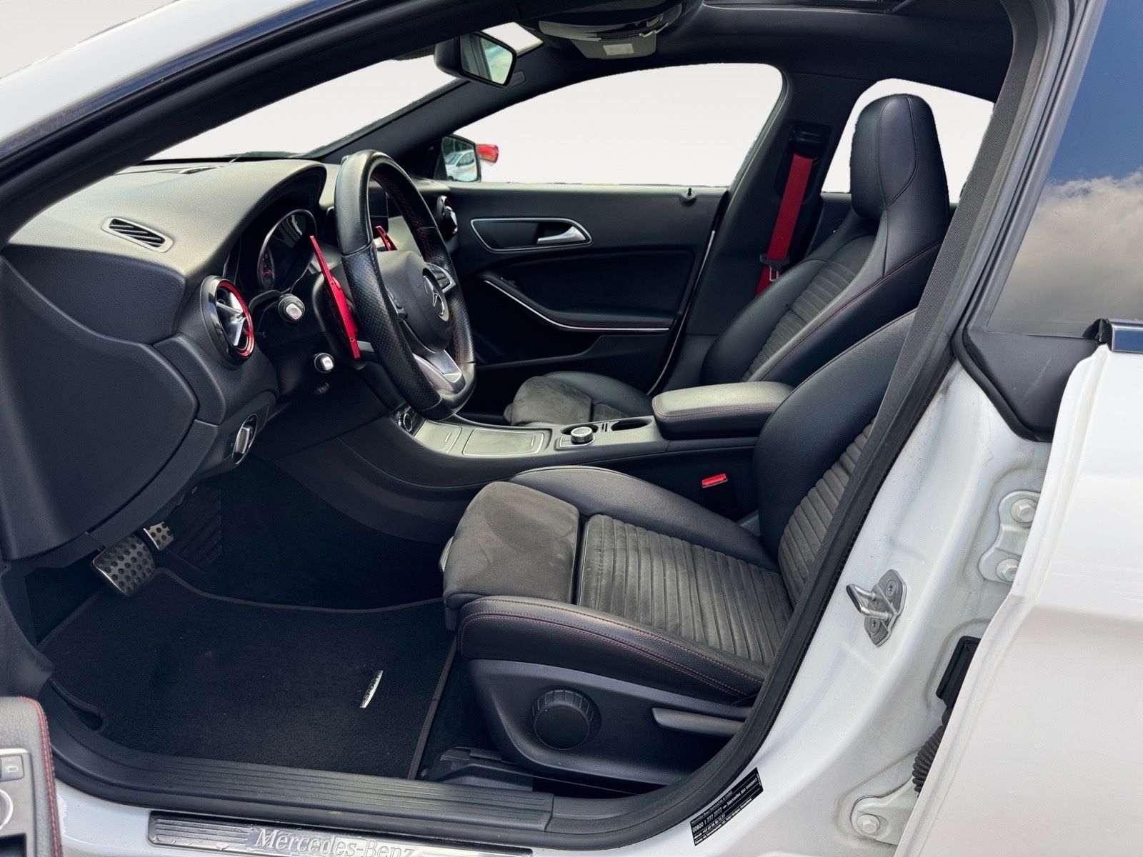 Fahrzeugabbildung Mercedes-Benz CLA 250 4Matic Sport AMG-Line Vollausstattung
