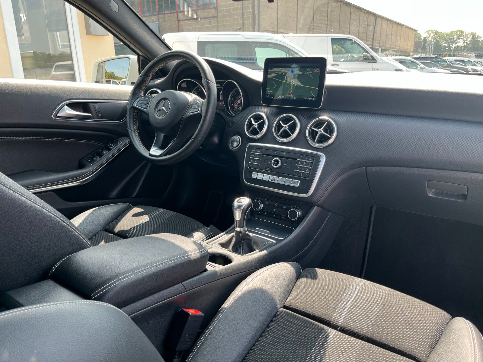 Fahrzeugabbildung Mercedes-Benz A 180 BE URBAN Navi LED SPORTSITZE Leder 2.HAND