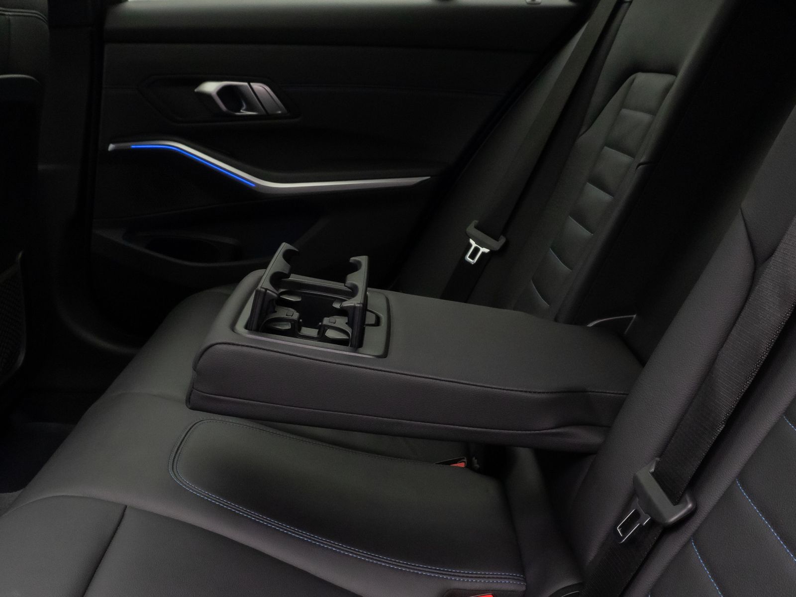 Fahrzeugabbildung BMW 320i M Sport Panorama Kamera HUD DAB HiFi Laser