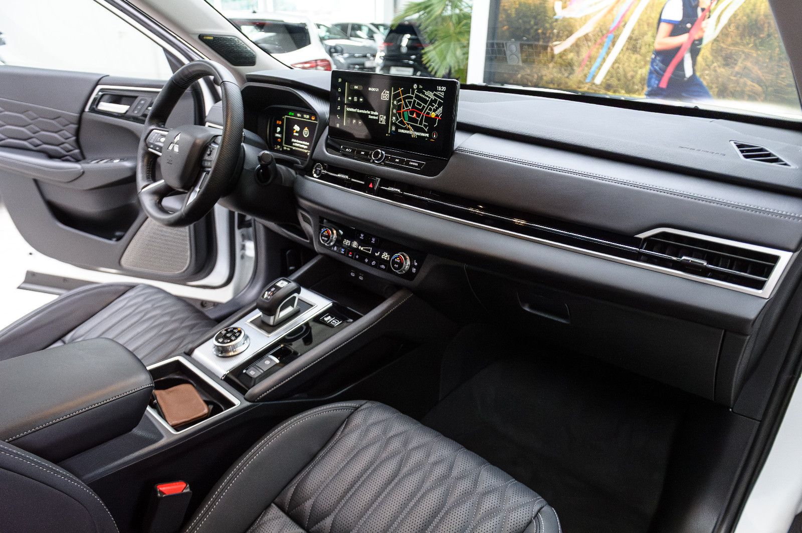 Fahrzeugabbildung Mitsubishi Outlander Top 4WD PHEV Leder LED 4xSHZ 360° HUD