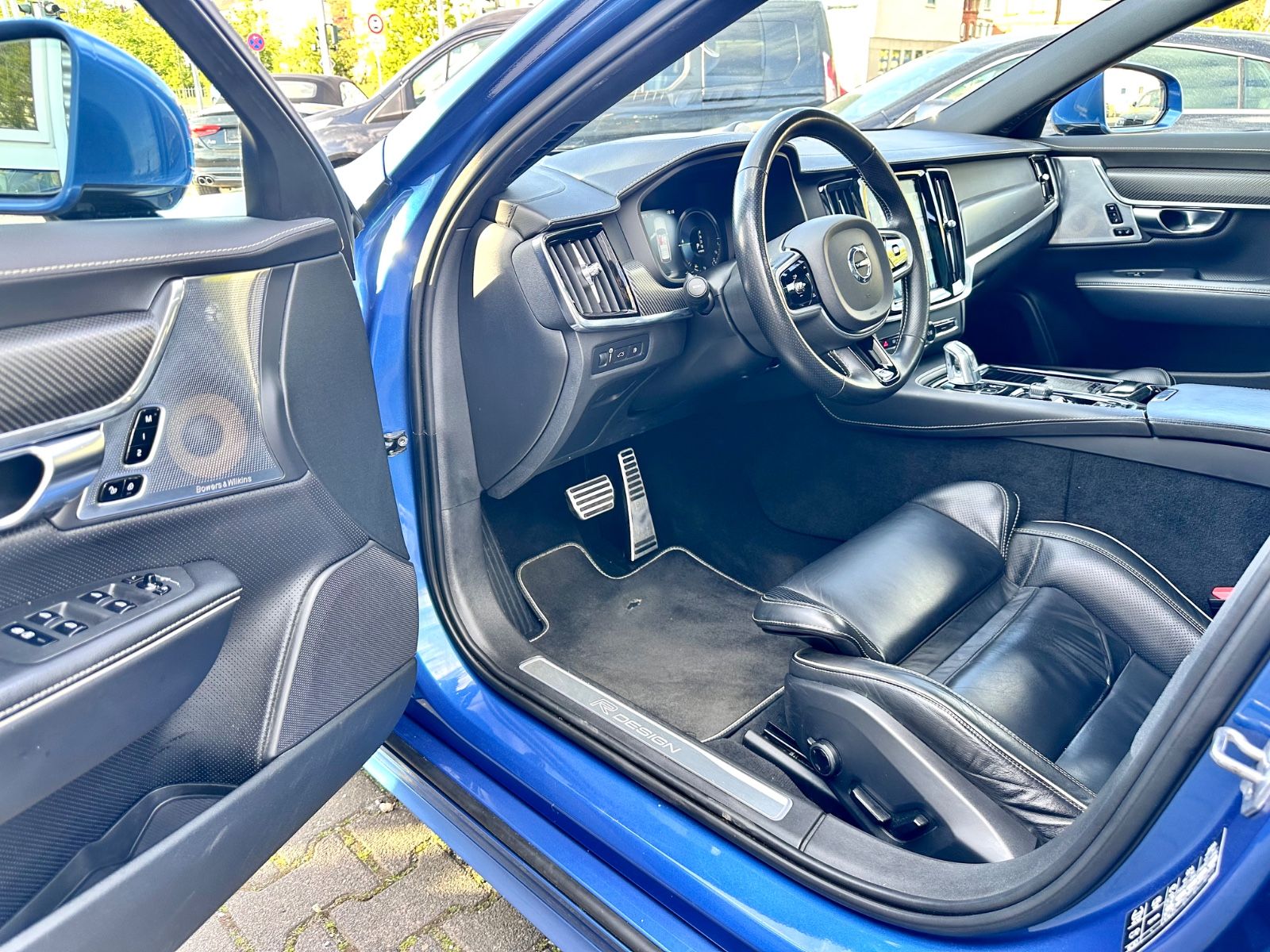 Fahrzeugabbildung Volvo V90 KOMBI T8 R-DESIGN HYBRID AWD*AHK+VOLL+MOD.19