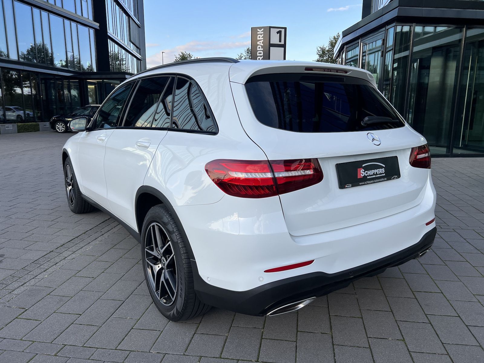 Fahrzeugabbildung Mercedes-Benz GLC 250 4Matic AMG NAVI/LED/AHK/PANO/R-KAMERA