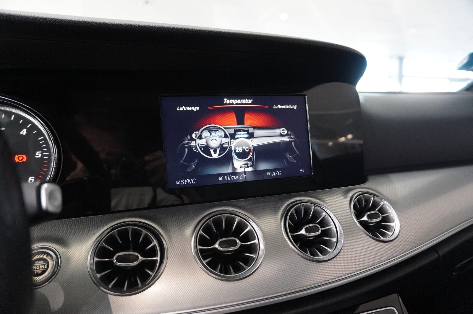 Fahrzeugabbildung Mercedes-Benz E 220D COUPE AVANTGARDE NAVI/LED/KAMERA/SH/PANO.