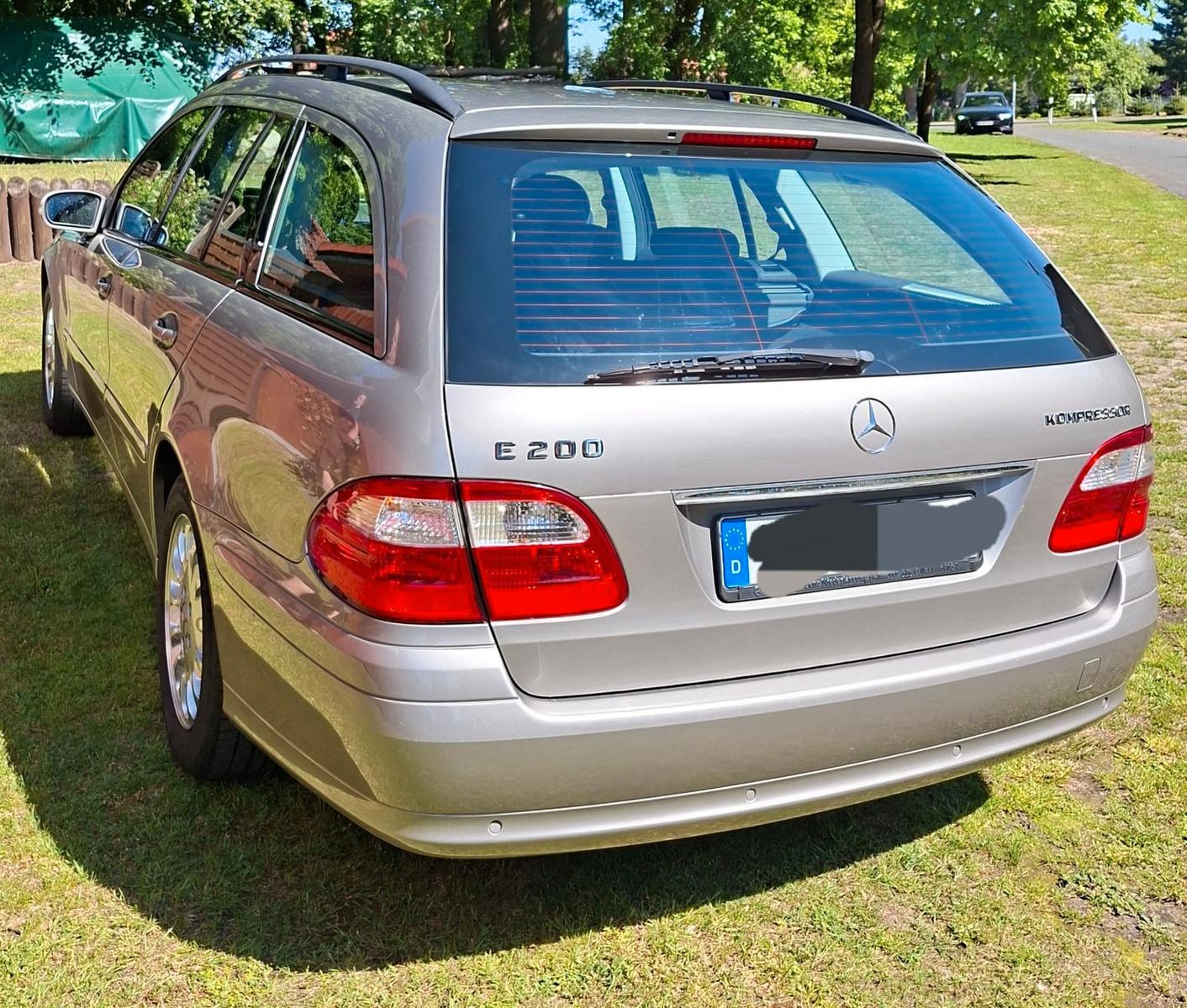 Mercedes-Benz E200 2005 — салон