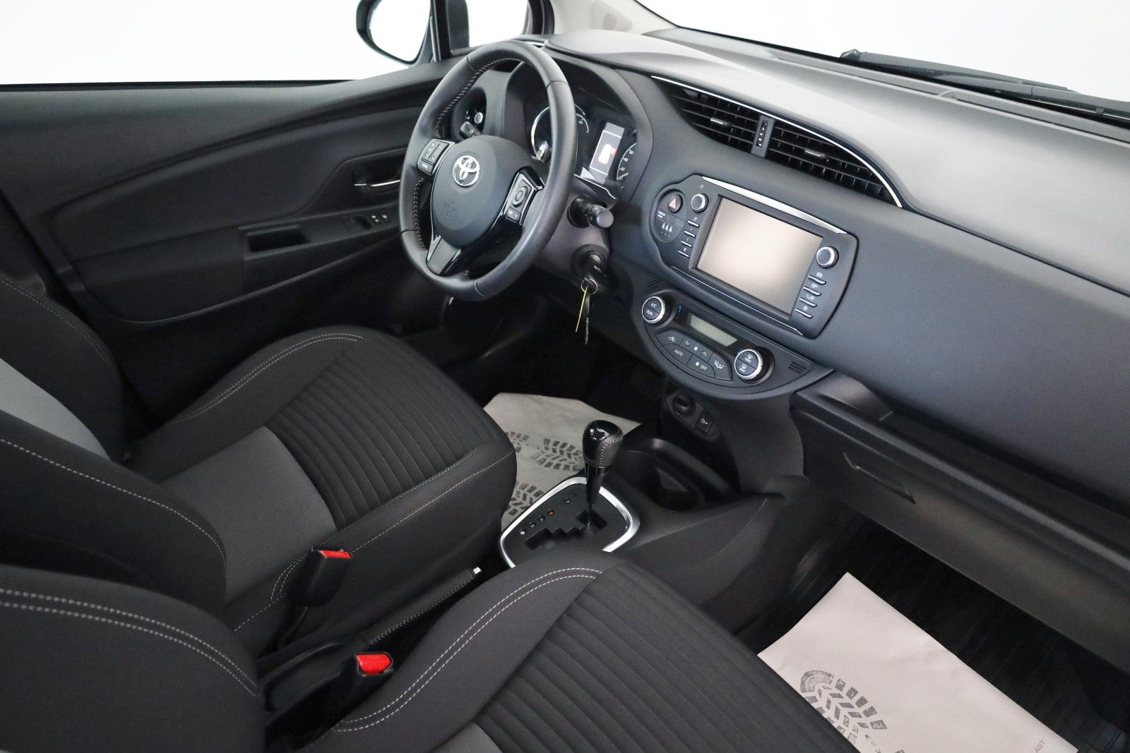 Fahrzeugabbildung Toyota Yaris Hybrid Team D Kamera,LM+Allwetterreifen