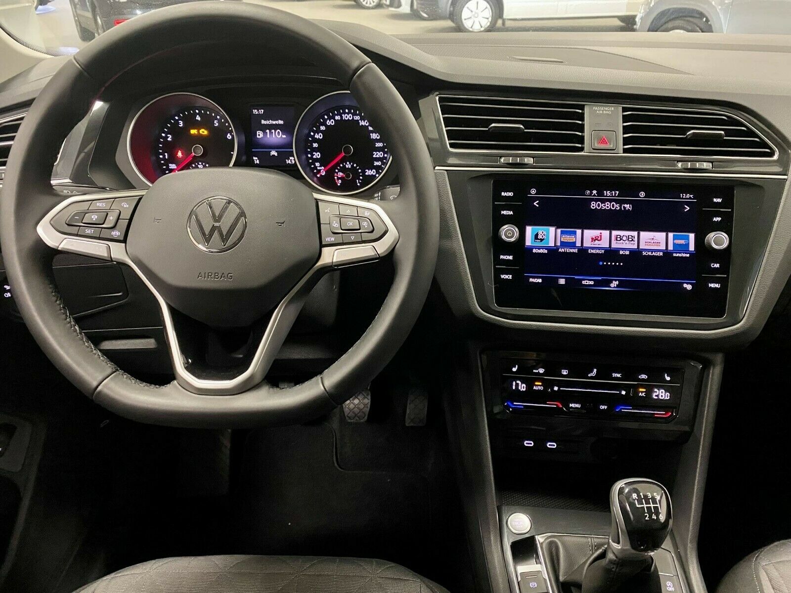 Fahrzeugabbildung Volkswagen Tiguan 1.5 TSI Life+iQ Light+ACC+18"LED+Keyless+