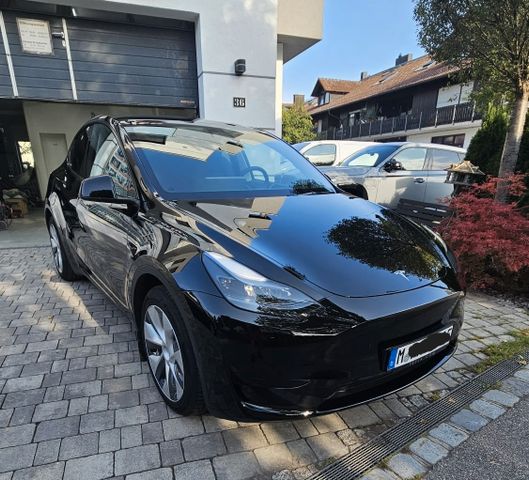 Tesla Model Y 2023 RWD Schwarz mit AHK