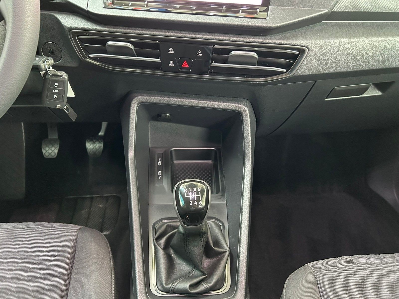 Fahrzeugabbildung Volkswagen Caddy Kombi Life 1,5 TSI +Designpaket+AppConnect