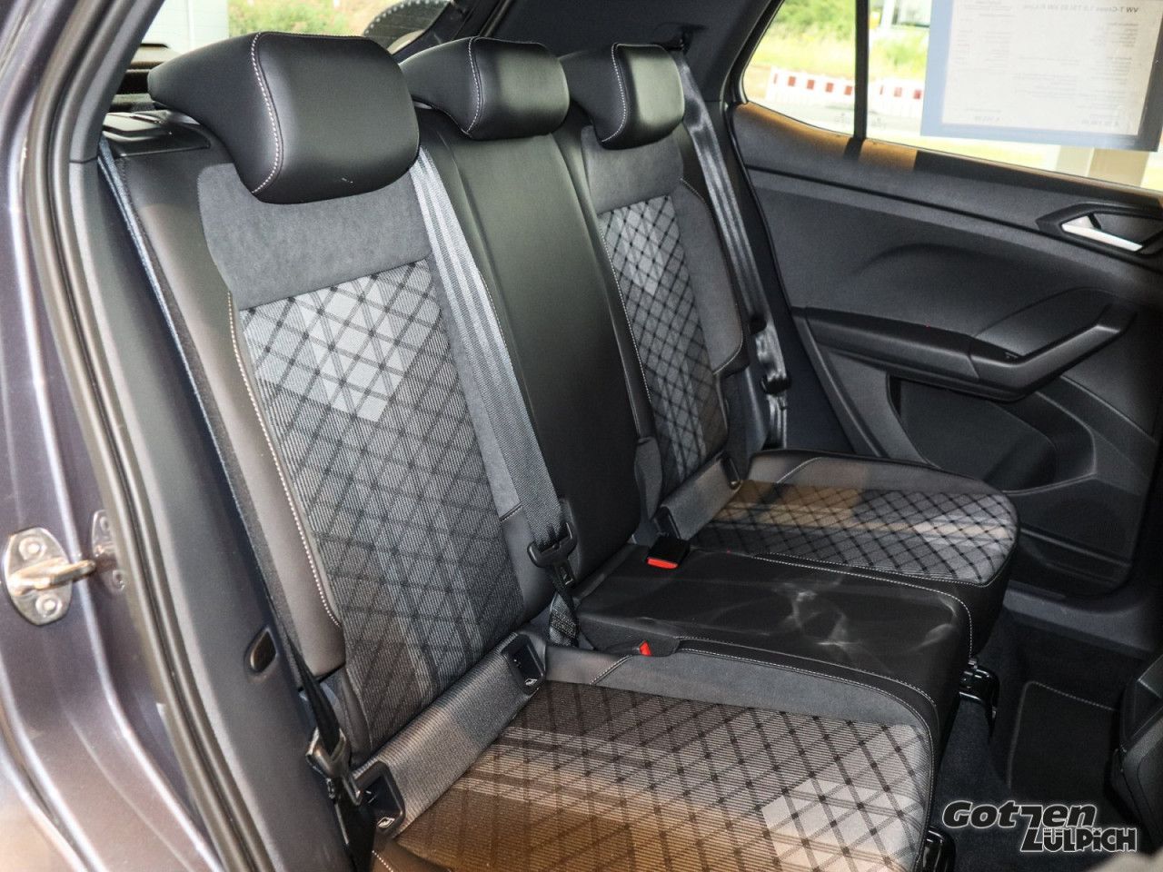 Fahrzeugabbildung Volkswagen T-Cross 1.0 TSI 85 kW R-Line Navi IQ.DRIVE LED