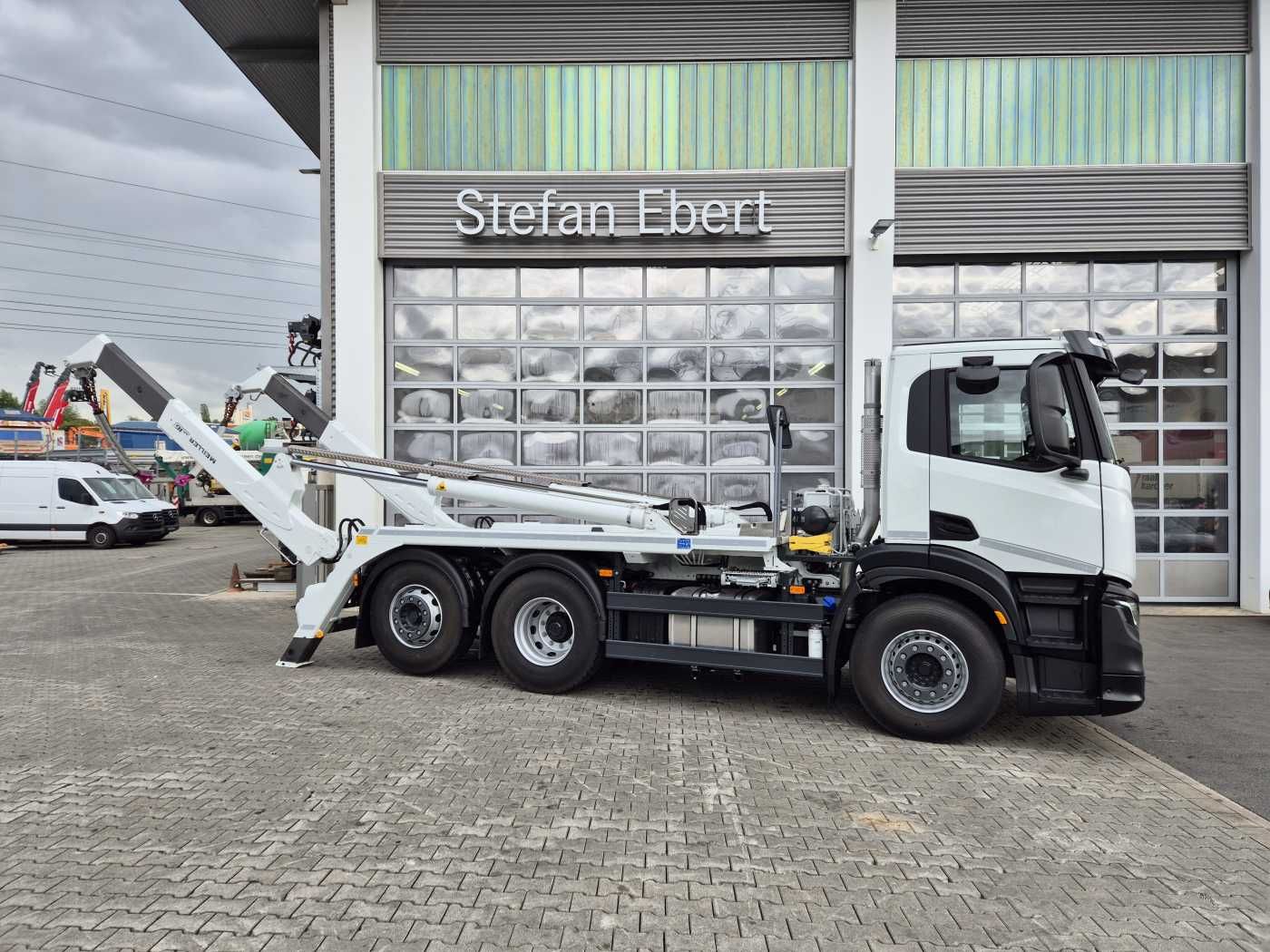 Fahrzeugabbildung Iveco X-Way AD280X42Y/PS 6x2 Meiller 16. T Funk Lift