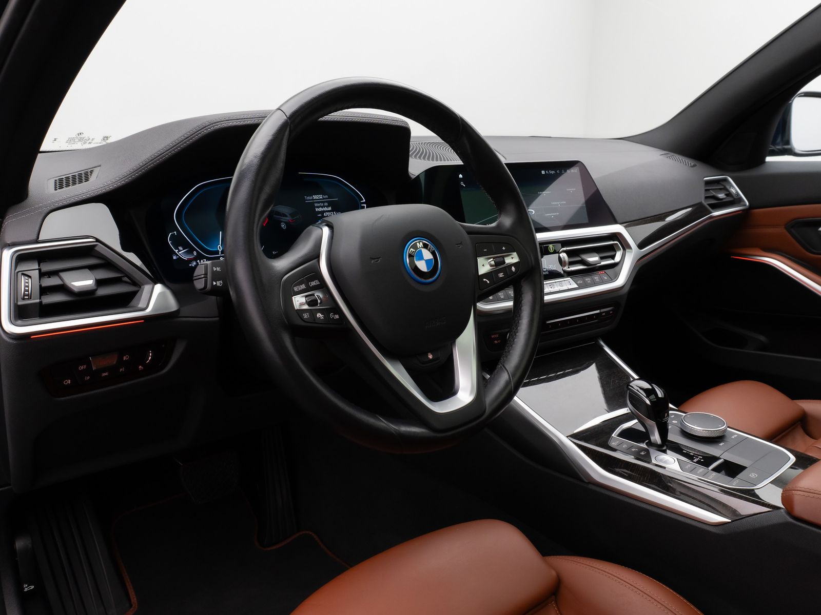 Fahrzeugabbildung BMW 330e xD Luxury Line Panorama HUD Individual Voll