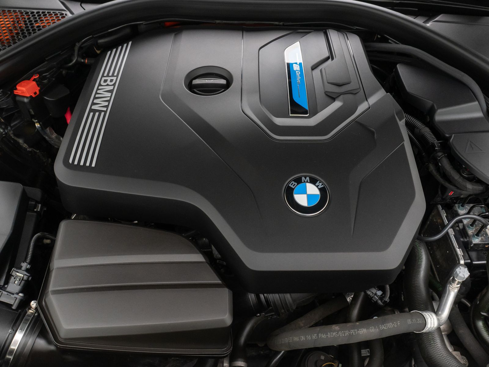 Fahrzeugabbildung BMW 330e M Sport Laser DAB Alarm HUD H/K Komfort 18"