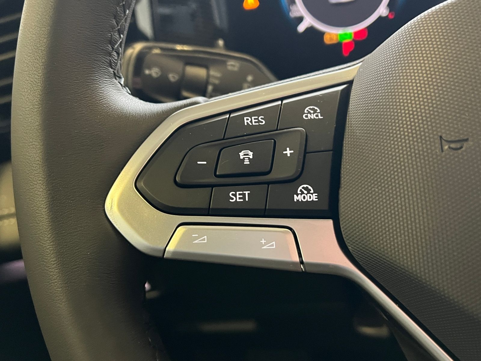 Fahrzeugabbildung Volkswagen Tiguan Life 2.0 TDI DSG *AHK, LED, Kamera, 18''-
