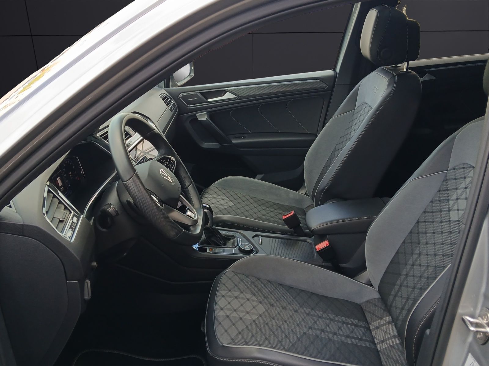 Fahrzeugabbildung Volkswagen Tiguan Allspace TSI R-Line DSG 4M IQ.Light Navi