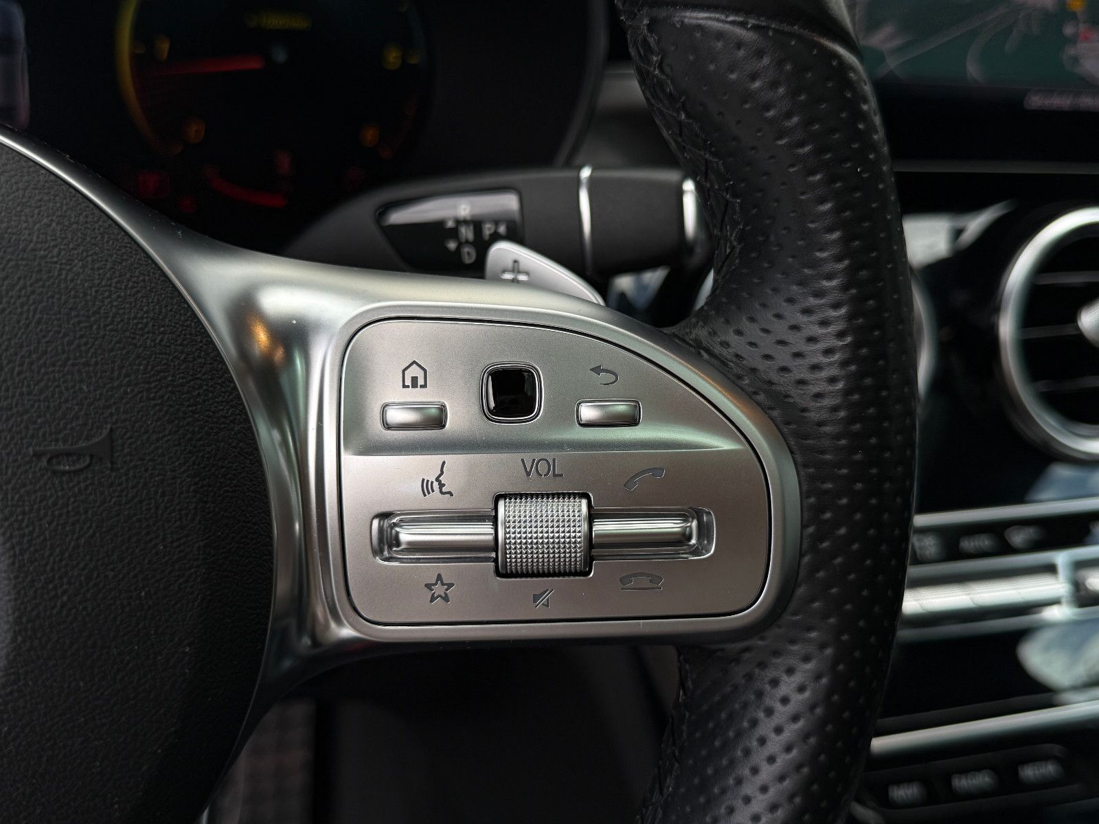 Fahrzeugabbildung Mercedes-Benz C 220d Coupe AMG Burmester Pano Night-Paket 360°