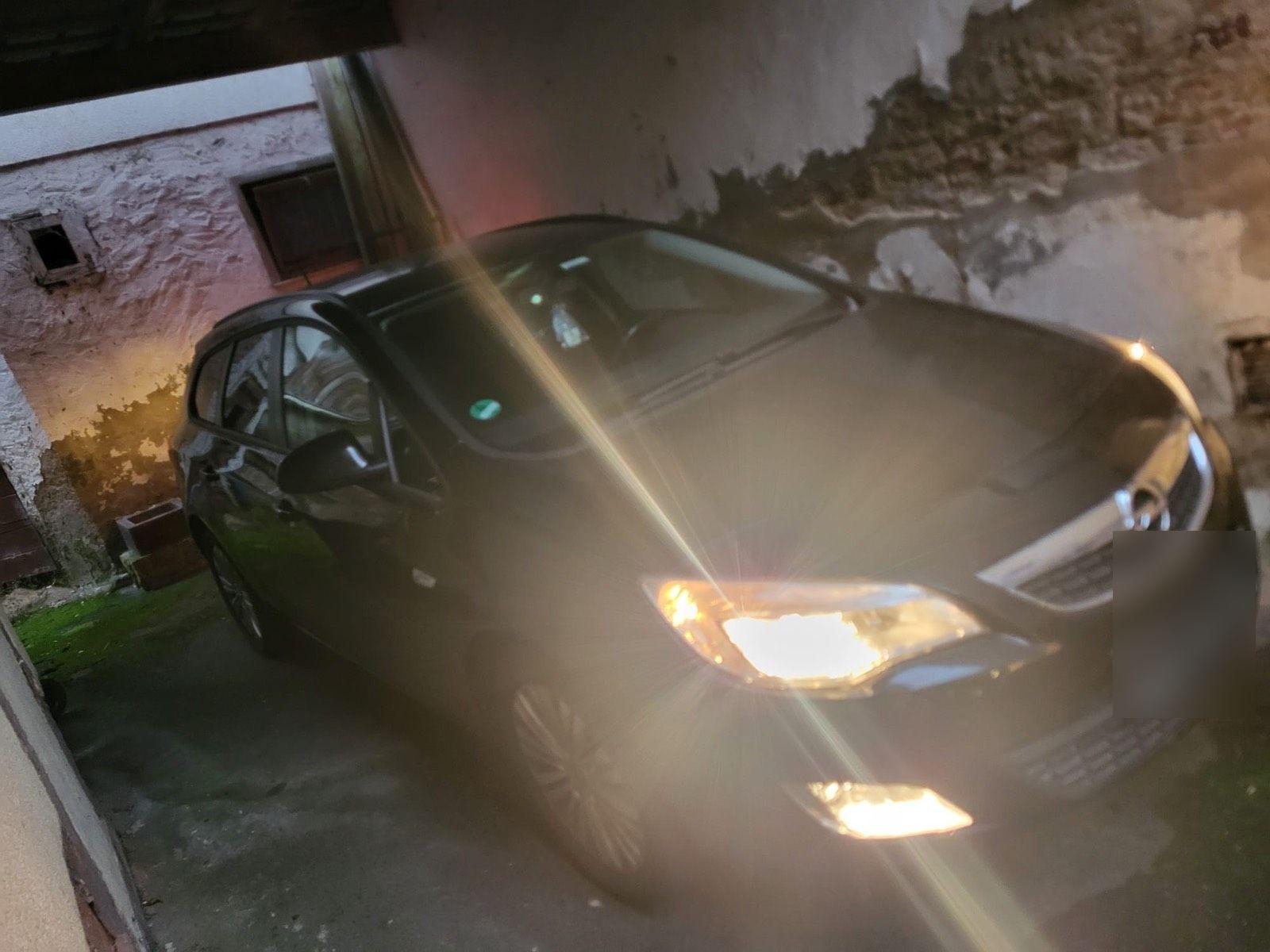 Opel Astra 2011 — interior