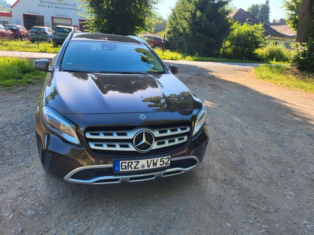 MERCEDES-BENZ GLA 200 -